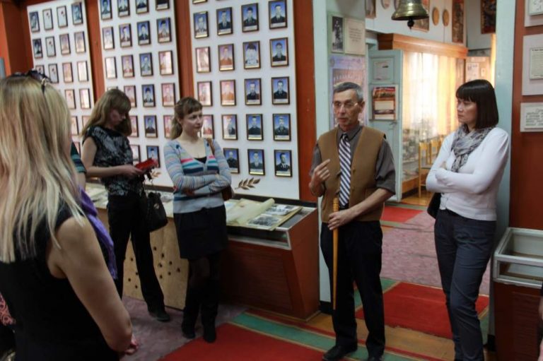Директор музея Г.А. Жеребцов проводит экскурсию.
