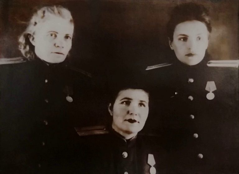 Женщины-coтpудницы Читинской милиции, заменившие в годы войны мужчин, ушедших на фронт.