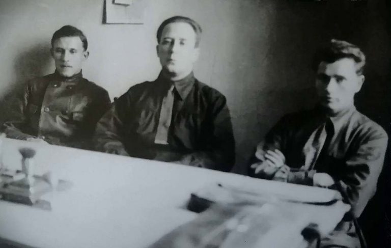 Председатель Высшего кассационного суда ДВР Е.M. Матвеев (в центре) с членами суда Модеко (слева) и Берсеневым (справа) после окончания судебного процесса над бандой Ленкова. 25 октября 1922 года.