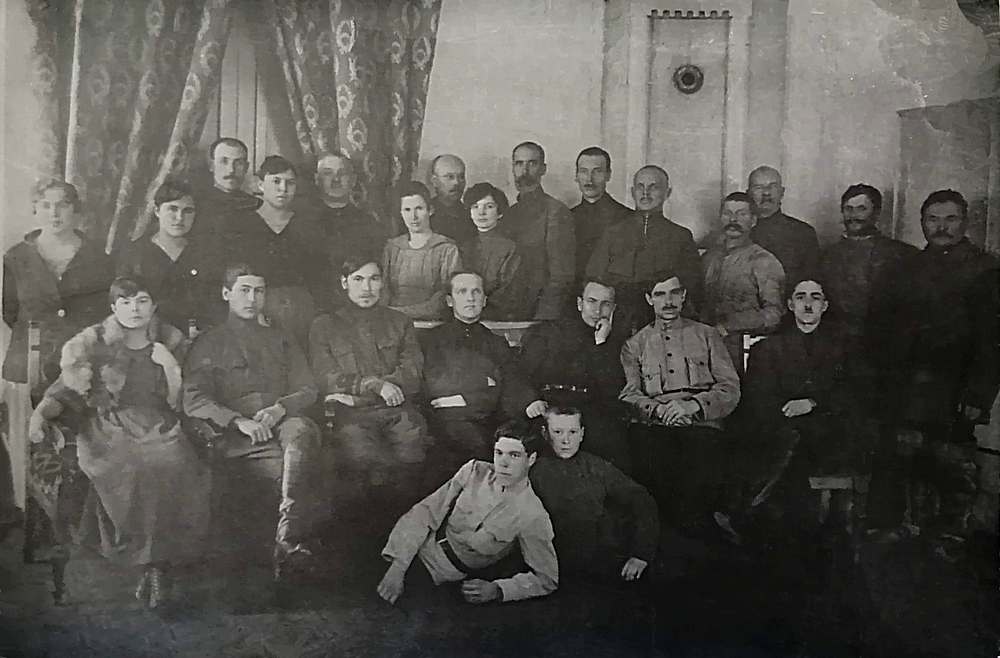 Л.И. Проминский и B.A. Бородавкин среди сотрудников милиции. Октябрь 1922 года.